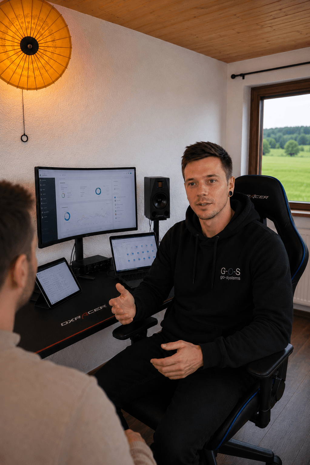Sandro Gossweiler in einer persönlichen Beratungssituation