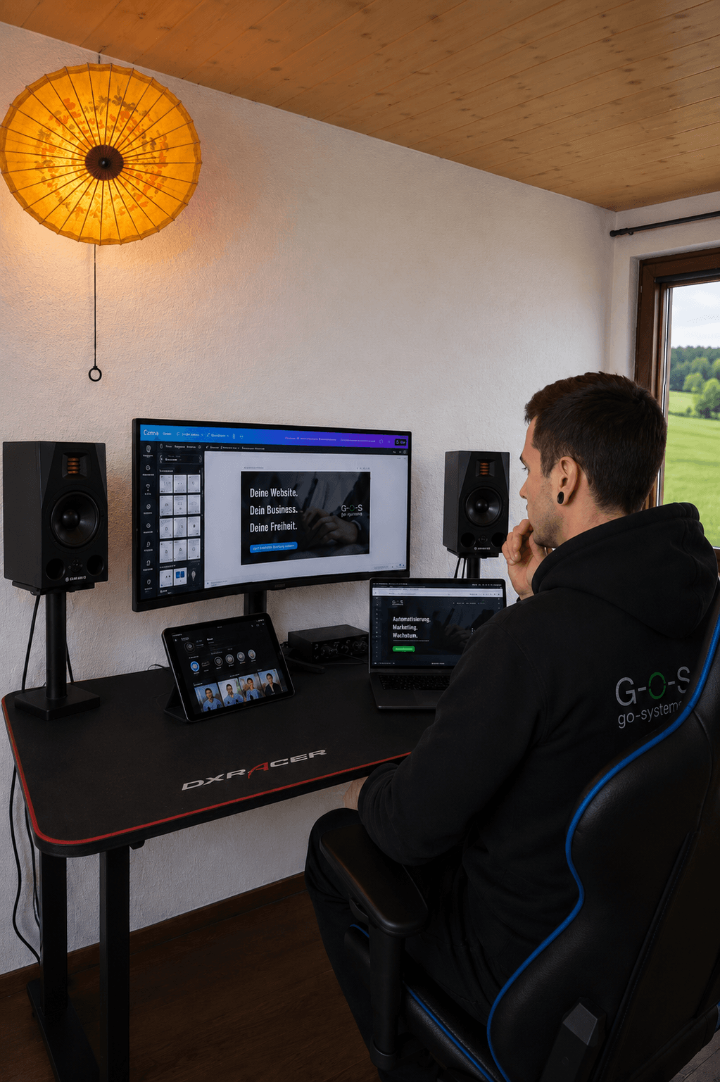 Workspace von Gossweiler Online Systems mit Website-Konzept und Arbeitssetup