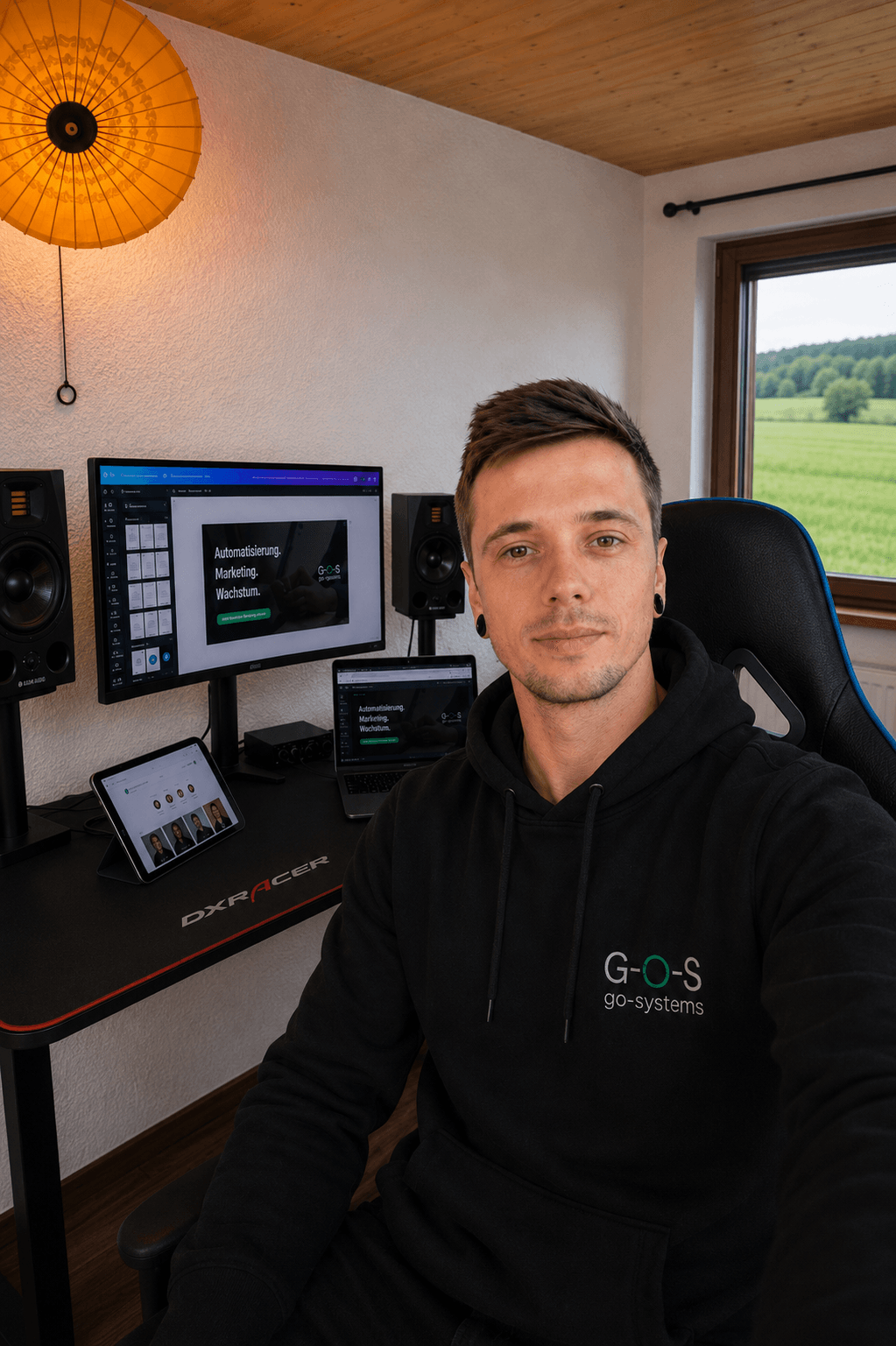Sandro Gossweiler im Arbeitsumfeld von Gossweiler Online Systems